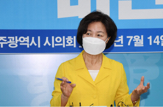 민주당 대선주자인 추미애 전 법무부 장관이 지난 14일 광주시의회에서 기자회견을 하고 있다. 연합뉴스